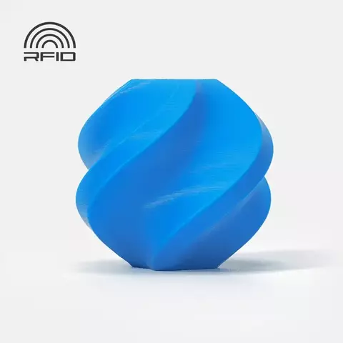Peça impressa em 3D azul com formato espiralado, demonstrando acabamento liso do filamento PLA Basic da Bambu Lab