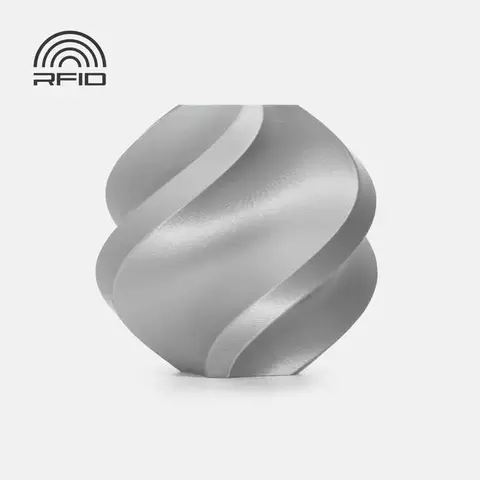 Peça impressa em 3D com filamento PLA Basic da Bambu Lab na cor prata, exibindo acabamento liso e detalhes em curvas suaves, com ícone RFID no canto superior esquerdo.