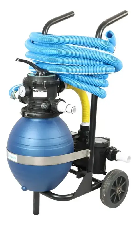 Equipo filtrante portátil Pearl con bomba y filtro para piscinas de hasta 40.000 litros montado en carro con manguera azul enrollada