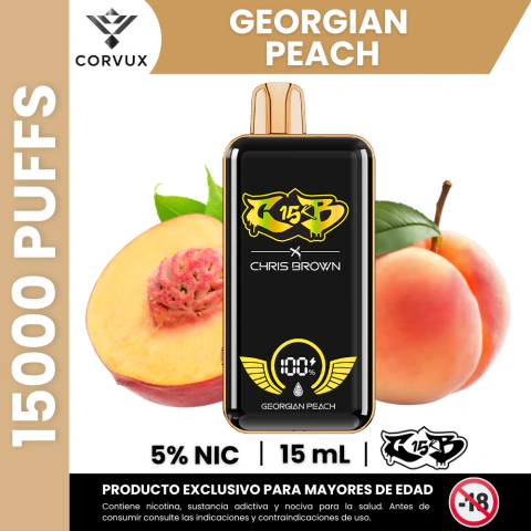Vaporizador Chris Brown CB15K sabor Durazno Georgian Peach con 5% de nicotina y 15000 puffs, presentación del producto con duraznos frescos y diseño negro con detalles dorados