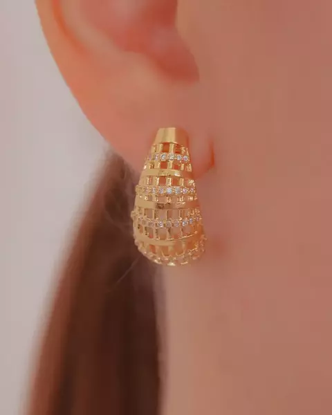 Brinco Gota com Detalhes Vazados e Tiras de Microzirconias no Dourado