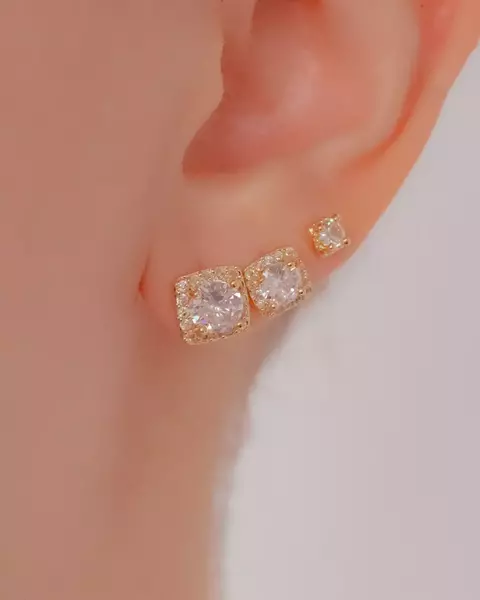 Brinco Trio de Zirconias Quadradas com Microzirconias em Volta no Dourado