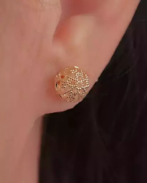 Brinco Esfera Menor Trabalhada com Zirconias Dentro no Dourado