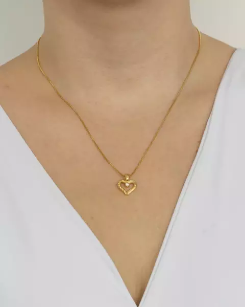 Colar Coracao Vazado com Uma Zirconia no Dourado