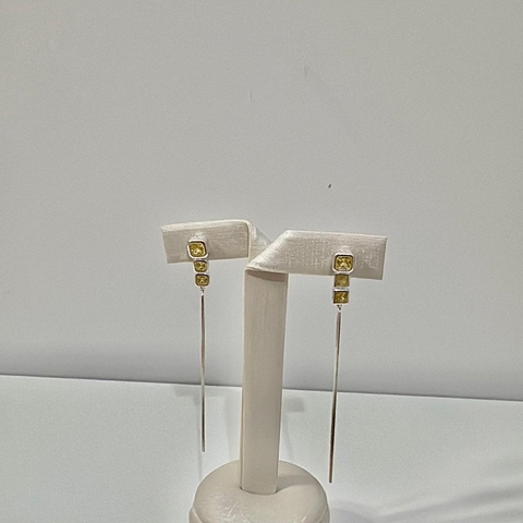 Brinco Longo com Pedras Quadradas Amarelas em Prata Legítima