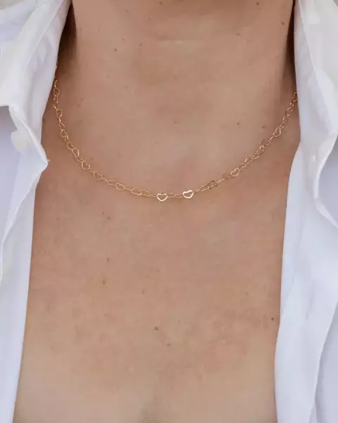 Colar Choker Coracoes Vazados no Dourado