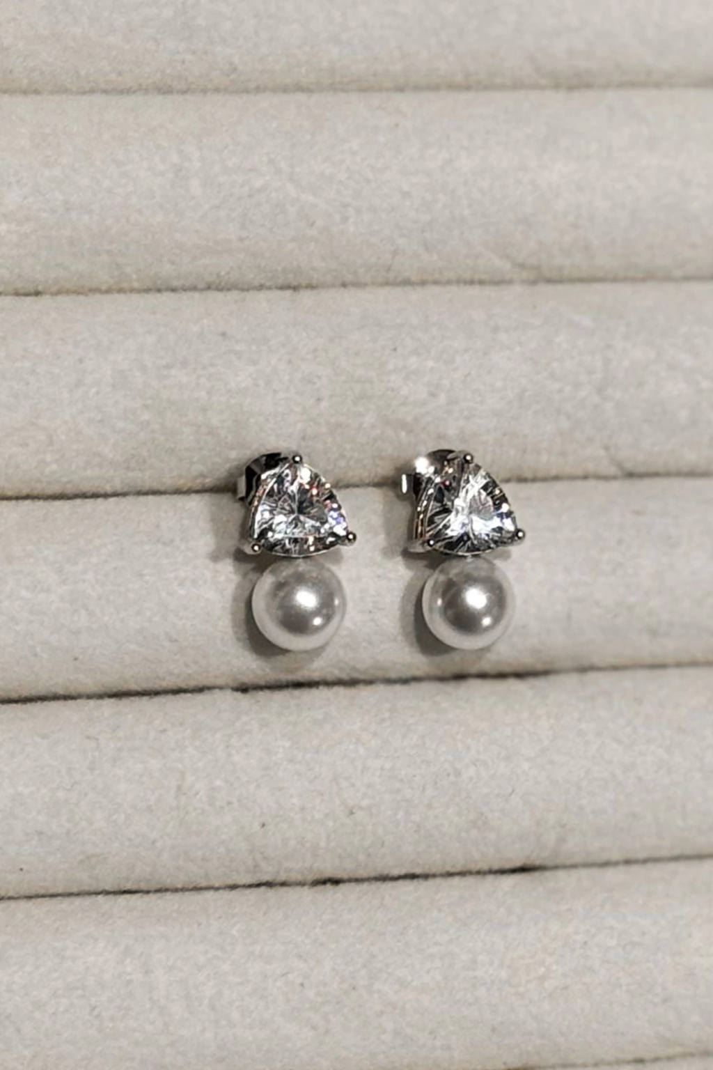 Brinco Triângulo Pérola 8MM