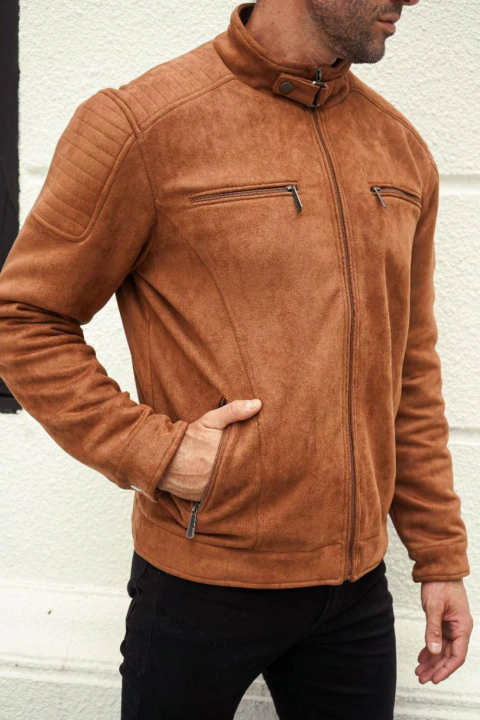 Homem vestindo jaqueta masculina de suede marrom com zíper frontal e bolso com zíper nas laterais