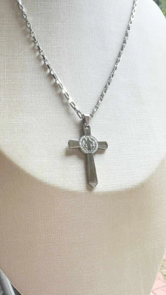 Colar Crucifixo São Bento Dupla Proteção - Crisbox | Aço Inox