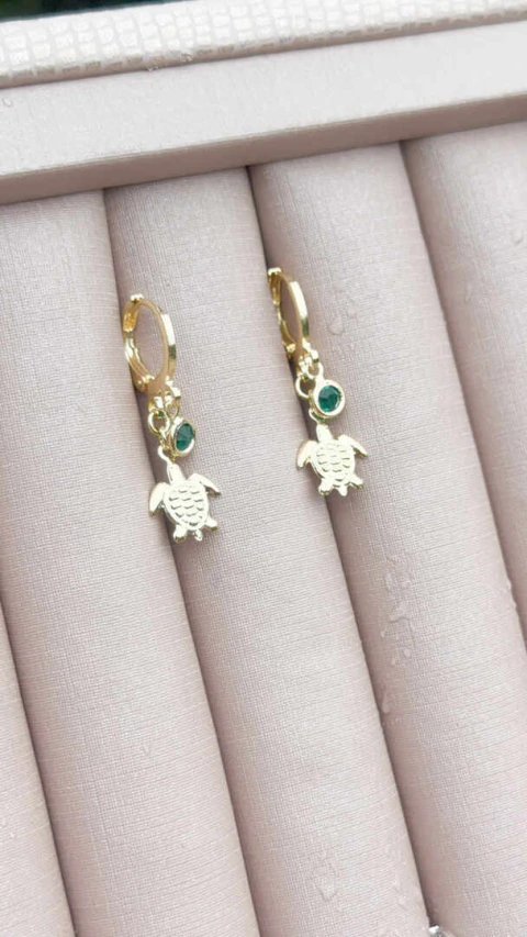 Brinco Argola Tartaruga com Cristal Verde Escuro | Ouro 18k