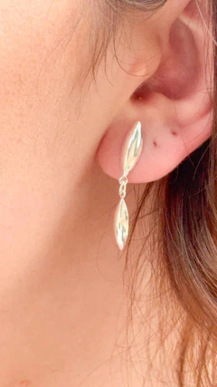 Brinco Renata - Design Alongado e Fluido | Banho de Prata