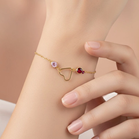 Pulseira Dourada com Coração Vazado e Detalhes Coloridos - comprar online