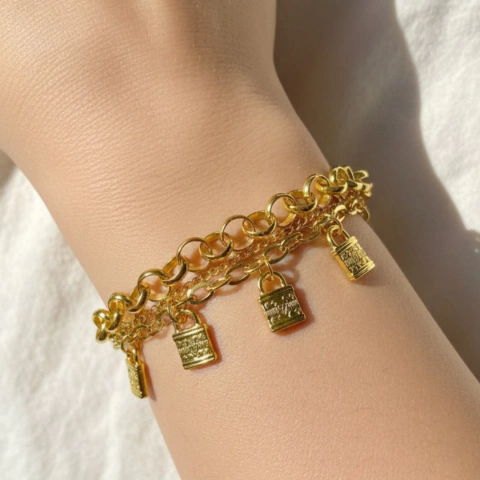 Pulseira Dourada Corrente com Pingentes de Cadeado - comprar online