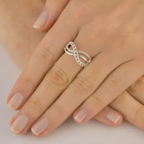 ANEL COM FILETE LISO E CRAVEJADO SE CRUZANDO COM CORRENTE LISA