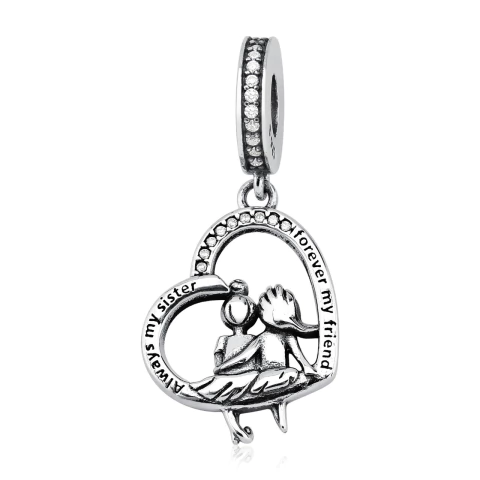 BERLOQUE DE CORAÇÃO SUSPENSO COM IRMÃOS SENTADOS E ESCRITO "LOVE MY SISTER" E "FOREVER MY FRIEND"