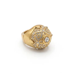 Anel luxo dourado com design em cúpula adornado por pedras brilhantes