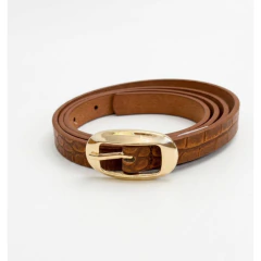 Cinto feminino marrom com textura croco e fivela dourada oval