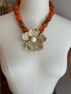 Colar Maxi Resina Off e Laranja