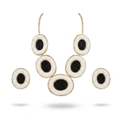 Conjunto de joias maxi em metal dourado com detalhes em palha preta e branca, incluindo colar e par de brincos