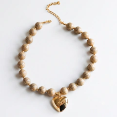 Colar boho com contas pistache e pingente dourado em formato de coração