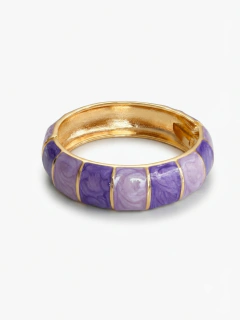 Bracelete com acabamento dourado e esmaltação lilás em vários tons com efeito marmorizado