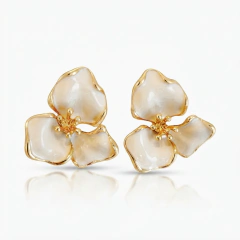 Par de brincos florais Claire com esmaltação off-white e detalhes dourados