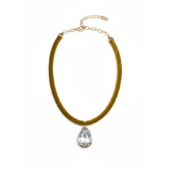 Colar velvet marrom com pingente de pedra cristal em formato de gota