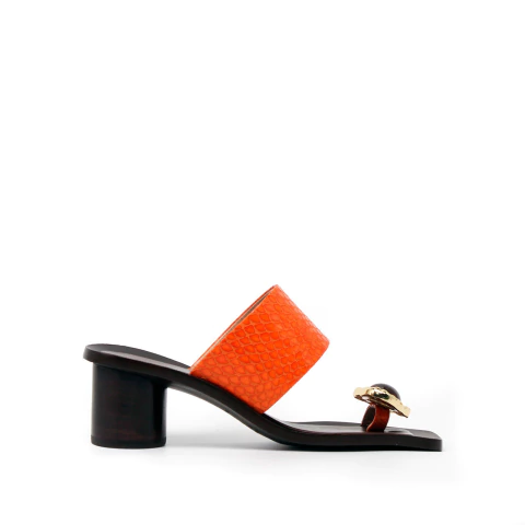 Malai | Laranja | Tamanco thong com pedra e bico quadrado em couro escama