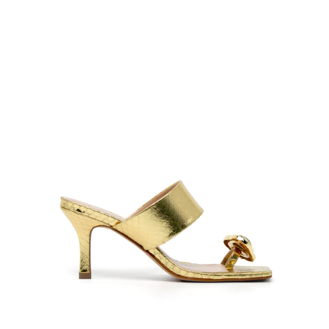 Maelis | Ouro | Tamanco thong com pedra e bico quadrado em couro escama