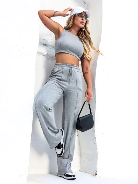 Mulher usando conjunto moletinho cinza com cropped sem manga e calça de cintura alta com cordão