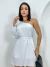 Mulher usando vestido branco curto com um ombro só e manga longa