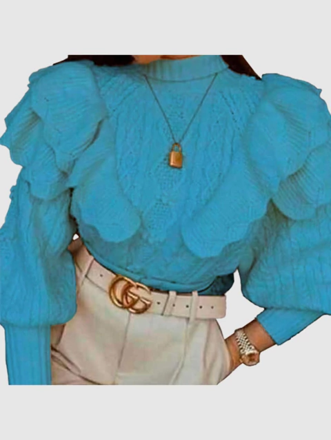 Mulher usando blusa de tricot azul claro com manga longa e babado na gola