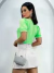 Mulher vestindo blusa princesa manga bufante verde claro