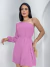 Mulher usando vestido lilás curto com um ombro só e manga longa