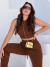 Mulher usando conjunto moletinho marrom com cropped sem manga e calça de cintura alta com cordão