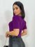 Mulher vestindo blusa princesa manga bufante roxo