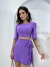Mulher vestindo conjunto lilás Duna Madri com blusa cropped de mangas curtas e saia curta com amarração lateral