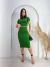 Mulher vestindo conjunto midi canelado verde com saia lápis e blusa de manga curta com gola alta