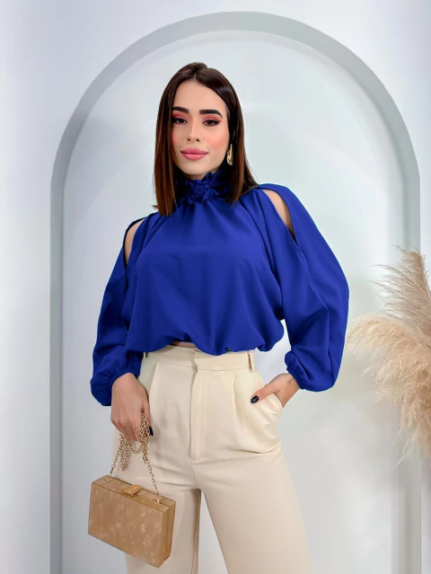 Mulher usando blusa bata manga longa royal