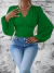 Mulher vestindo blusa Maggy manga bufante verde com decote em V