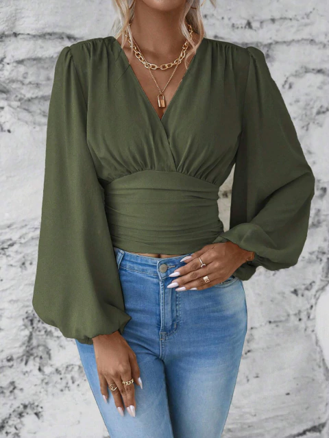 Mulher vestindo blusa Maggy manga bufante militar com decote em V