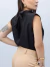 Mulher usando blusa social Kiara preto