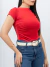Mulher vestindo blusa babylook drapeada vermelho