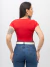 Mulher vestindo blusa babylook drapeada vermelho
