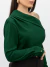 Mulher vestindo camisa verde ombro plissado