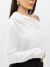Mulher vestindo camisa branco ombro plissado