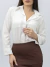 Mulher vestindo camisa social branco com bolsos frontais
