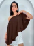 Mulher vestindo blusa bata assimétrica marrom com um ombro à mostra