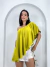 Mulher vestindo blusa bata assimétrica amarelo com um ombro à mostra