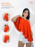 Mulher vestindo blusa bata assimétrica laranja com um ombro à mostra